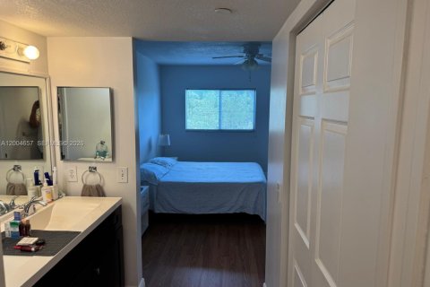 Condo in Pembroke Pines, Florida, 2 bedrooms  № 2068722 - photo 19
