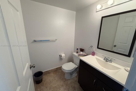 Condo in Pembroke Pines, Florida, 2 bedrooms  № 2068722 - photo 13