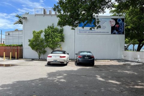 Propiedad comercial en venta en Miami, Florida № 1860581 - foto 26