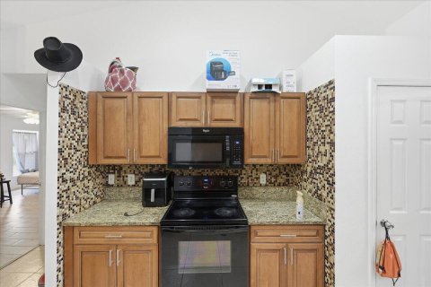 House in Port St. Lucie, Florida 4 bedrooms, 202.71 sq.m. № 2077876 - photo 13