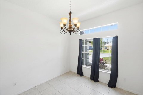 House in Port St. Lucie, Florida 4 bedrooms, 202.71 sq.m. № 2077876 - photo 10