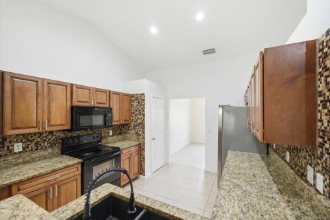 House in Port St. Lucie, Florida 4 bedrooms, 202.71 sq.m. № 2077876 - photo 11