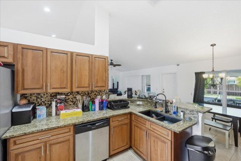 House in Port St. Lucie, Florida 4 bedrooms, 202.71 sq.m. № 2077876 - photo 12