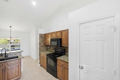 House in Port St. Lucie, Florida 4 bedrooms, 202.71 sq.m. № 2077876 - photo 14