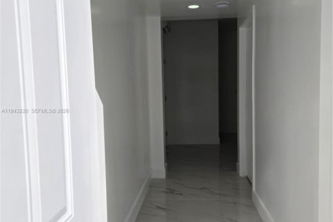 Villa ou maison à louer à North Miami, Floride: 2 chambres, 82.68 m2 № 2152782 - photo 2