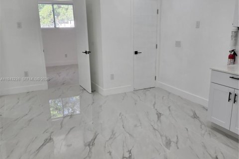 Villa ou maison à louer à North Miami, Floride: 2 chambres, 82.68 m2 № 2152782 - photo 9