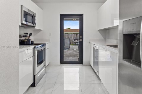 Touwnhouse à vendre à Miami, Floride: 3 chambres, 111.11 m2 № 2178024 - photo 4