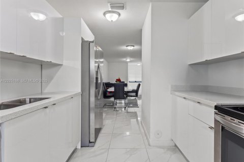 Touwnhouse à vendre à Miami, Floride: 3 chambres, 111.11 m2 № 2178024 - photo 6