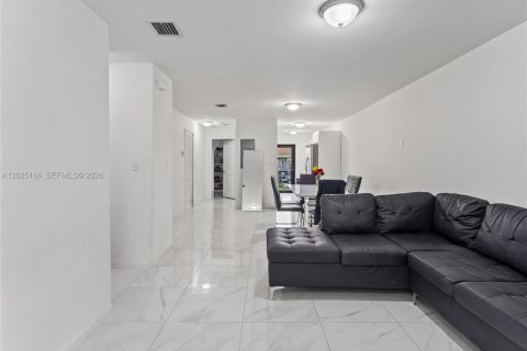 Touwnhouse à vendre à Miami, Floride: 3 chambres, 111.11 m2 № 2178024 - photo 3