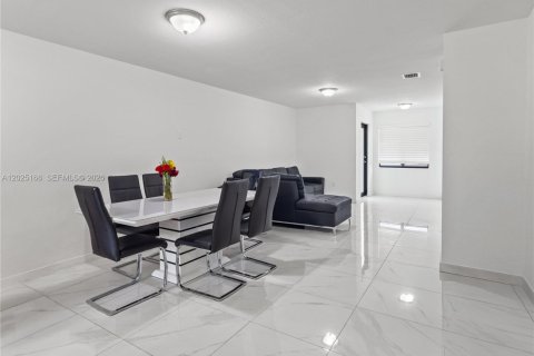 Touwnhouse à vendre à Miami, Floride: 3 chambres, 111.11 m2 № 2178024 - photo 2