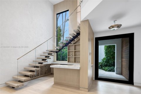 House in Miami Beach, Florida 6 bedrooms, 464.51 sq.m. № 1943608 - photo 22
