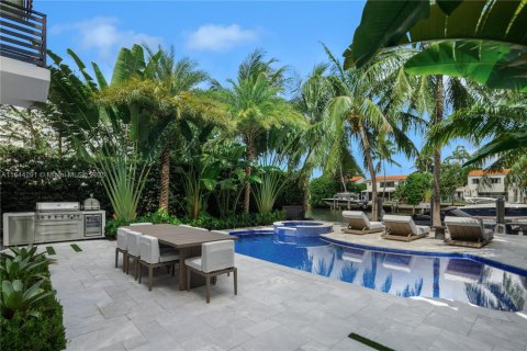 House in Miami Beach, Florida 6 bedrooms, 464.51 sq.m. № 1943608 - photo 25