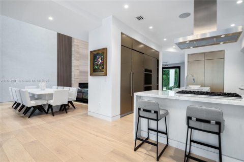 House in Miami Beach, Florida 6 bedrooms, 464.51 sq.m. № 1943608 - photo 21