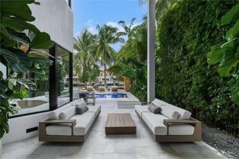House in Miami Beach, Florida 6 bedrooms, 464.51 sq.m. № 1943608 - photo 29