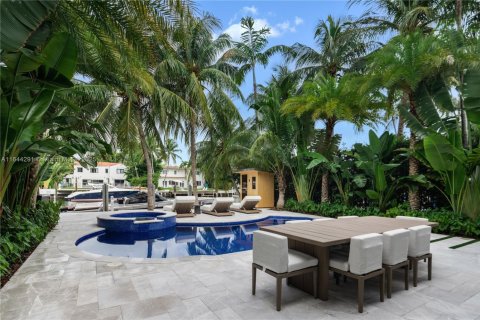 House in Miami Beach, Florida 6 bedrooms, 464.51 sq.m. № 1943608 - photo 23