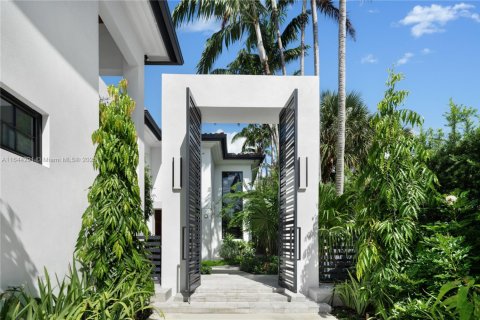 House in Miami Beach, Florida 6 bedrooms, 464.51 sq.m. № 1943608 - photo 10