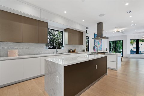 House in Miami Beach, Florida 6 bedrooms, 464.51 sq.m. № 1943608 - photo 30