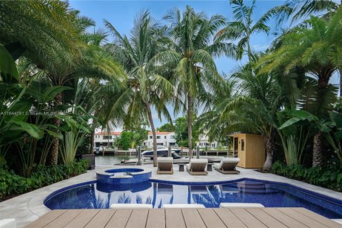 House in Miami Beach, Florida 6 bedrooms, 464.51 sq.m. № 1943608 - photo 24