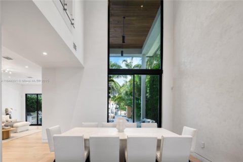House in Miami Beach, Florida 6 bedrooms, 464.51 sq.m. № 1943608 - photo 18