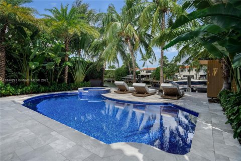 House in Miami Beach, Florida 6 bedrooms, 464.51 sq.m. № 1943608 - photo 26