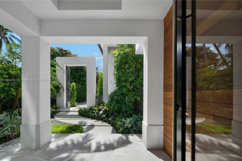House in Miami Beach, Florida 6 bedrooms, 464.51 sq.m. № 1943608 - photo 12