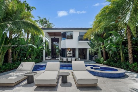 House in Miami Beach, Florida 6 bedrooms, 464.51 sq.m. № 1943608 - photo 27