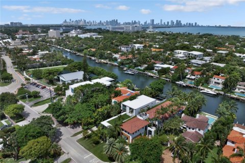 House in Miami Beach, Florida 6 bedrooms, 464.51 sq.m. № 1943608 - photo 1