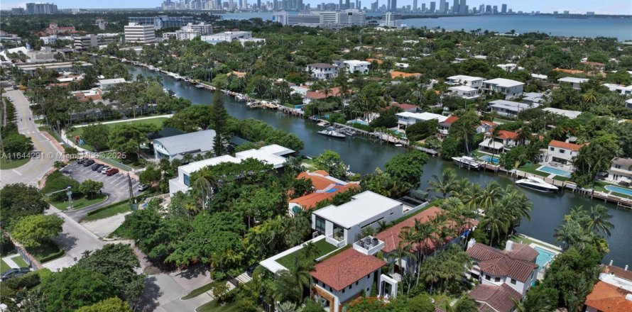 House in Miami Beach, Florida 6 bedrooms, 464.51 sq.m. № 1943608