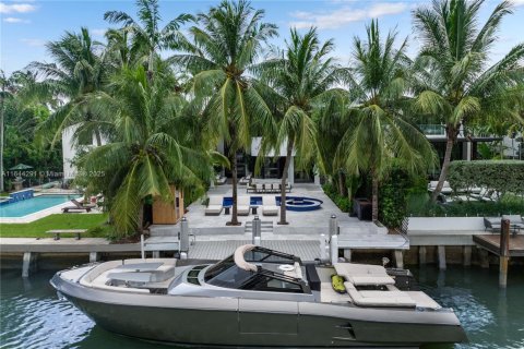 House in Miami Beach, Florida 6 bedrooms, 464.51 sq.m. № 1943608 - photo 4