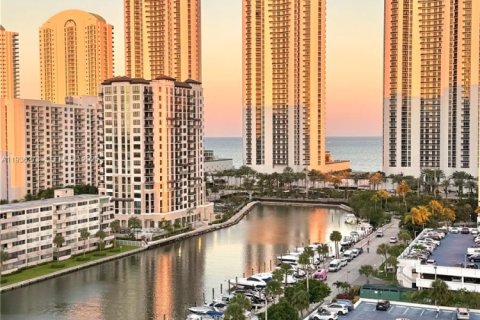 Condo in Sunny Isles Beach, Florida, 1 bedroom № 1994536 - photo 14