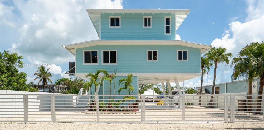 House in Key Largo, Florida 3 bedrooms, 142.7 sq.m. № 1977648