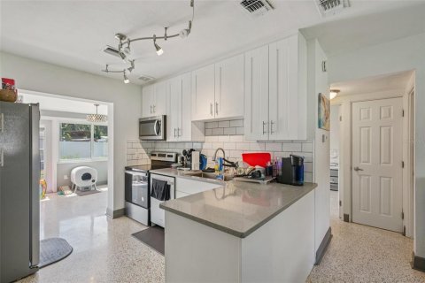 House in Saint Petersburg, Florida 2 bedrooms, 81.2 sq.m. № 1831982 - photo 8