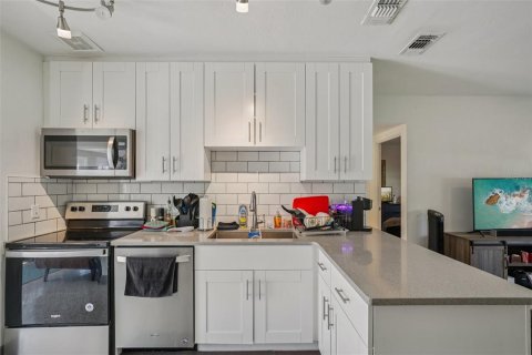 House in Saint Petersburg, Florida 2 bedrooms, 81.2 sq.m. № 1831982 - photo 12