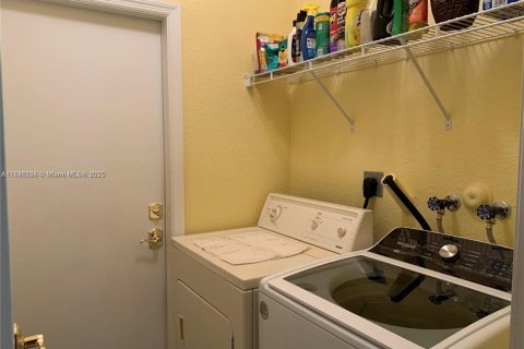 Casa en venta en Miami, Florida, 4 dormitorios, 225.38 m2 № 1939672 - foto 16