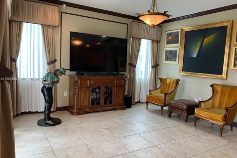 Casa en venta en Miami, Florida, 4 dormitorios, 225.38 m2 № 1939672 - foto 10