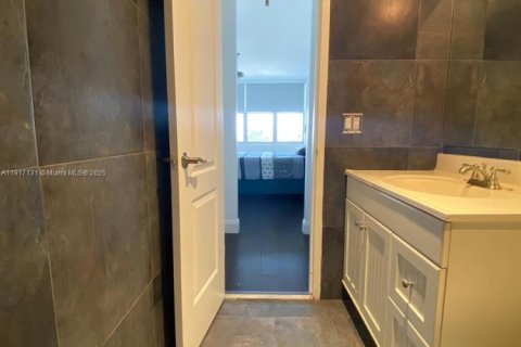 Снять в аренду кондоминиум в Майами-Бич, Флорида 2 спальни, 112.13м2, № 1972161 - фото 18