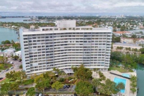 Снять в аренду кондоминиум в Майами-Бич, Флорида 2 спальни, 112.13м2, № 1972161 - фото 1