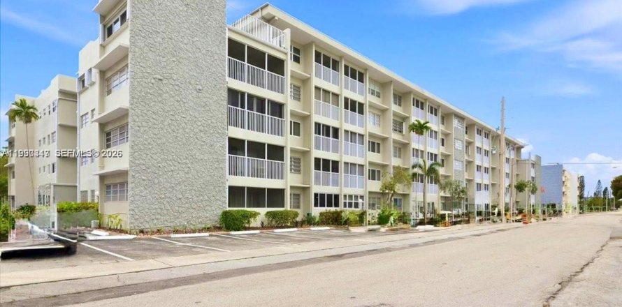 Кондоминиум с 1 спальней в Халландейл-Бич, Флорида № 2057323