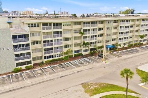 Купить кондоминиум в Халландейл-Бич, Флорида 1 спальня, 71.53м2, № 2057323 - фото 3