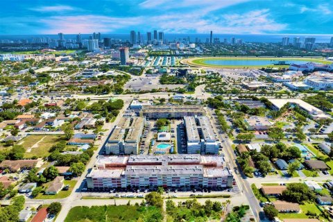 Купить кондоминиум в Халландейл-Бич, Флорида 1 спальня, 71.53м2, № 2057323 - фото 5