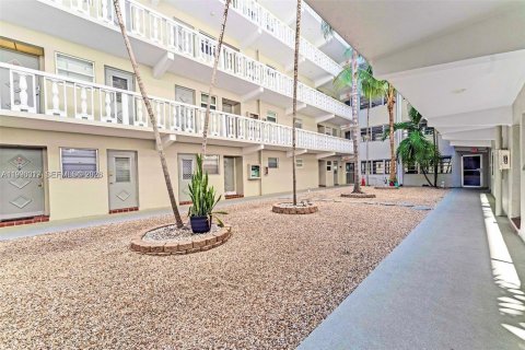 Купить кондоминиум в Халландейл-Бич, Флорида 1 спальня, 71.53м2, № 2057323 - фото 13