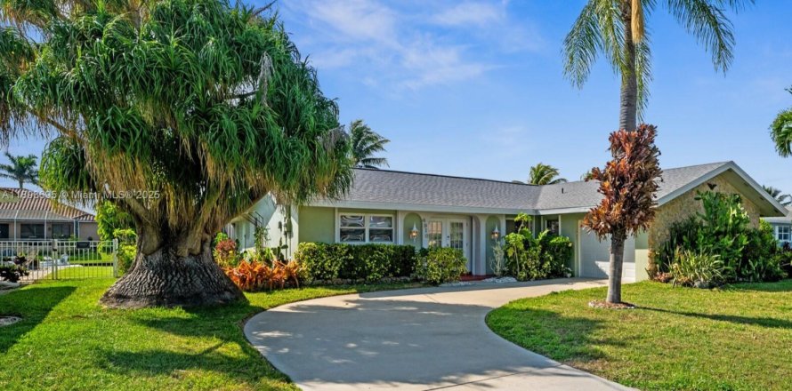 Villa ou maison à Cape Coral, Floride 3 chambres, 164.25 m2 № 1950506