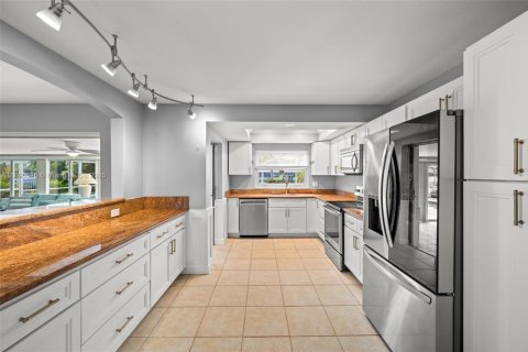 Villa ou maison à vendre à Cape Coral, Floride: 3 chambres, 164.25 m2 № 1950506 - photo 14