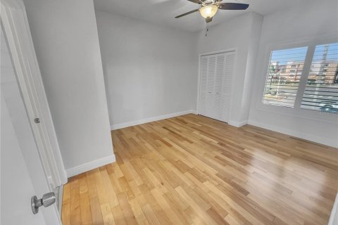 Condo in Saint Petersburg, Florida, 2 bedrooms  № 1557398 - photo 17