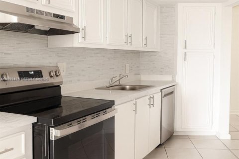 Condominio en alquiler en Lauderhill, Florida, 2 dormitorios, 104.05 m2 № 2077044 - foto 3