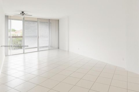 Condominio en Lauderhill, Florida, 2 dormitorios  № 2077044