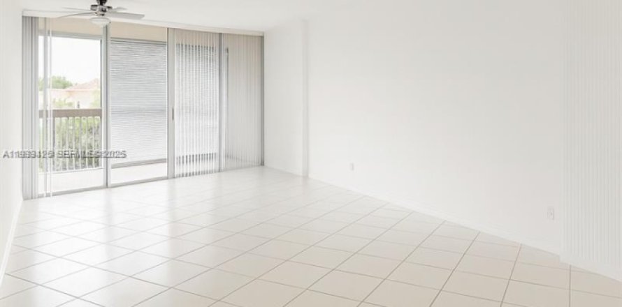 Condominio en Lauderhill, Florida, 2 dormitorios № 2077044