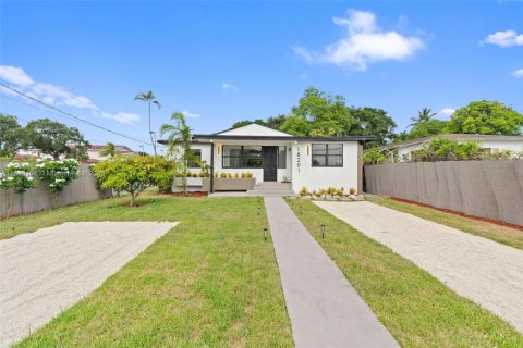 House in Miami Gardens, Florida 4 bedrooms, 160.54 sq.m. № 1828683 - photo 1