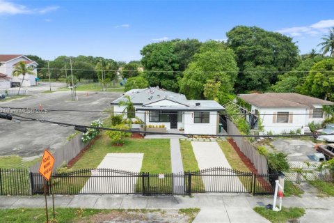 House in Miami Gardens, Florida 4 bedrooms, 160.54 sq.m. № 1828683 - photo 24