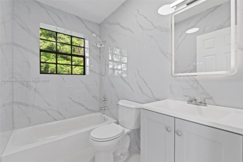 House in Miami Gardens, Florida 4 bedrooms, 160.54 sq.m. № 1828683 - photo 18
